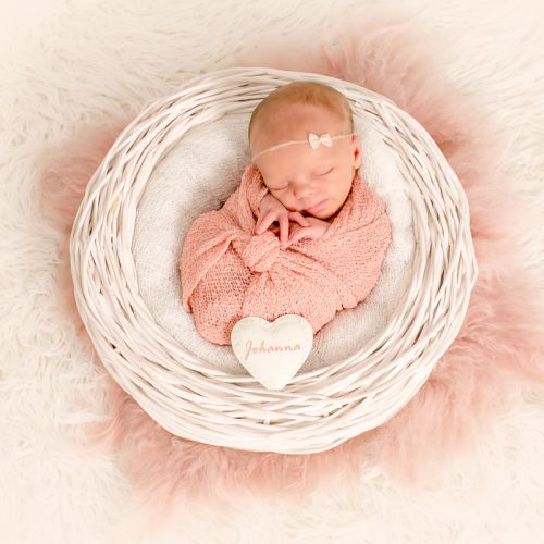 Babyfotograf in Achim und Bremen mit eigenem Fotostudio im Achim. Spezialisiert auf Neugeborenenfotos mit Accessoires.